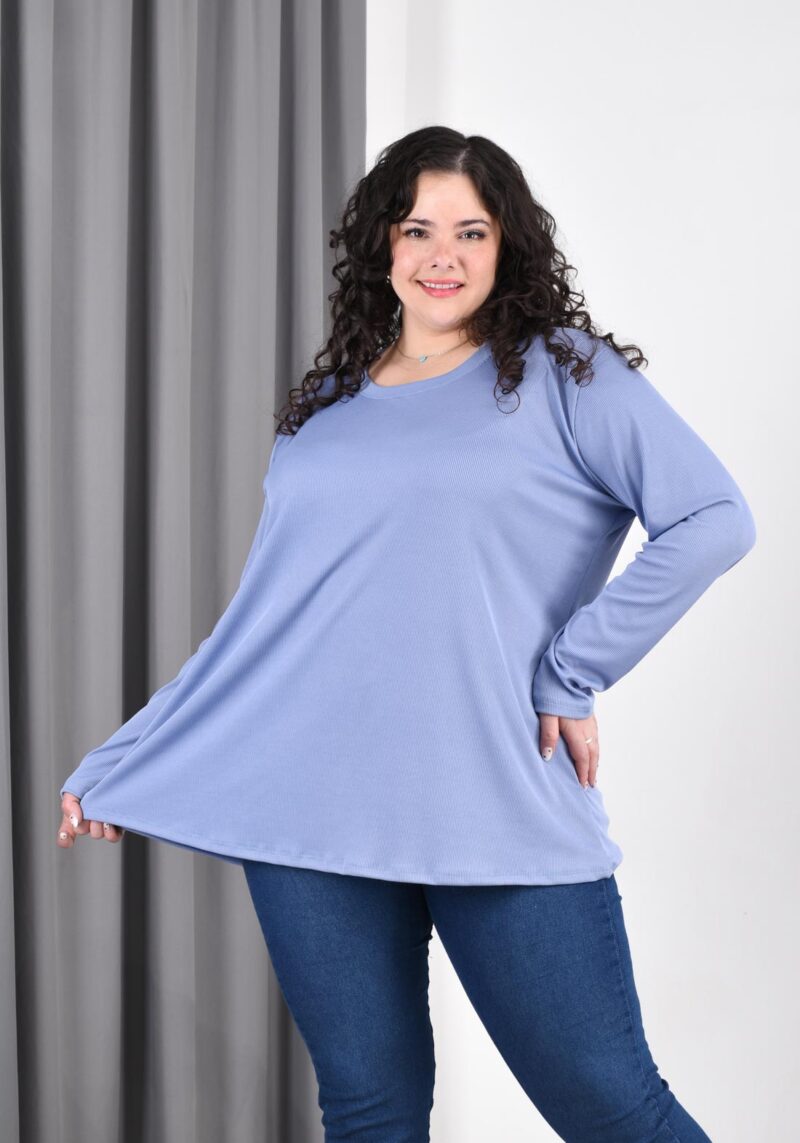 Remera de morley poliéster rip para mujer, escote redondo, manga larga y caída evasé, color azul cielo