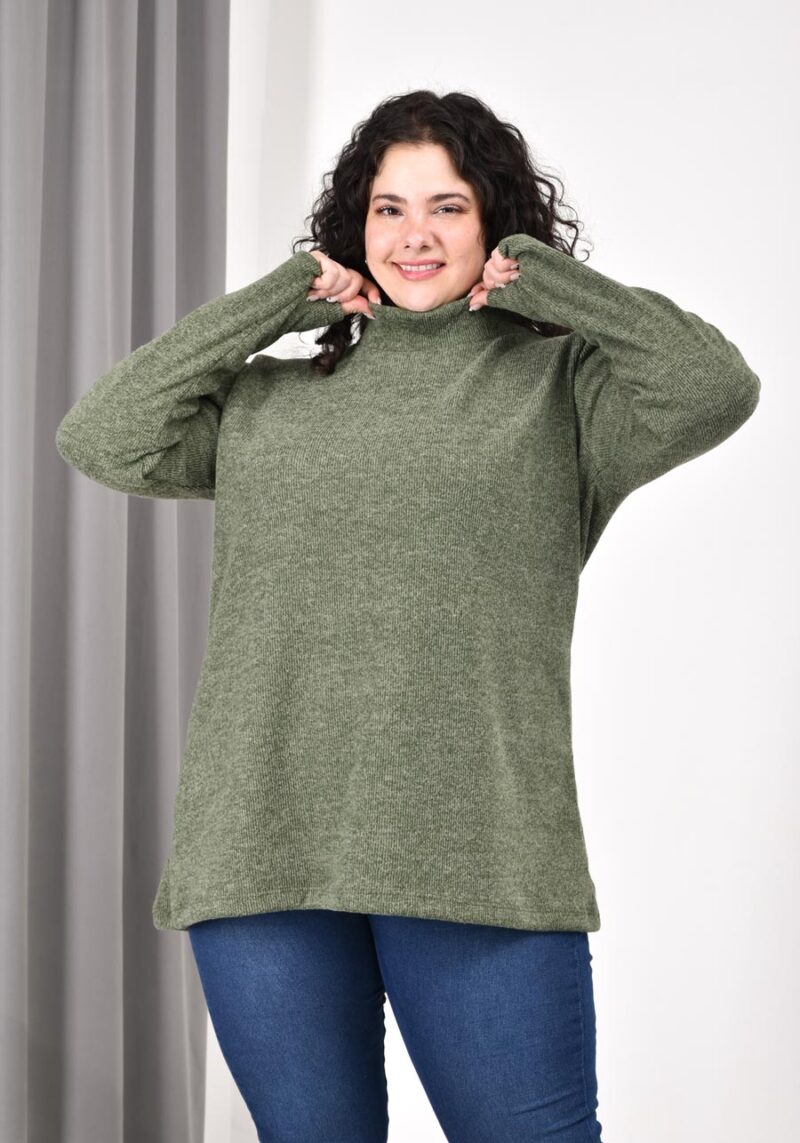 Media polera de mujer en lanilla Hachi, color verde musgo, manga larga y calce relajado