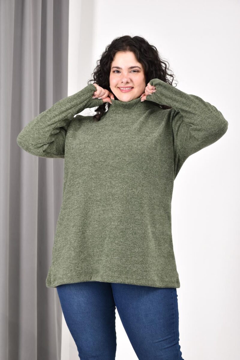 Media polera de mujer en lanilla Hachi, color verde musgo, manga larga y calce relajado