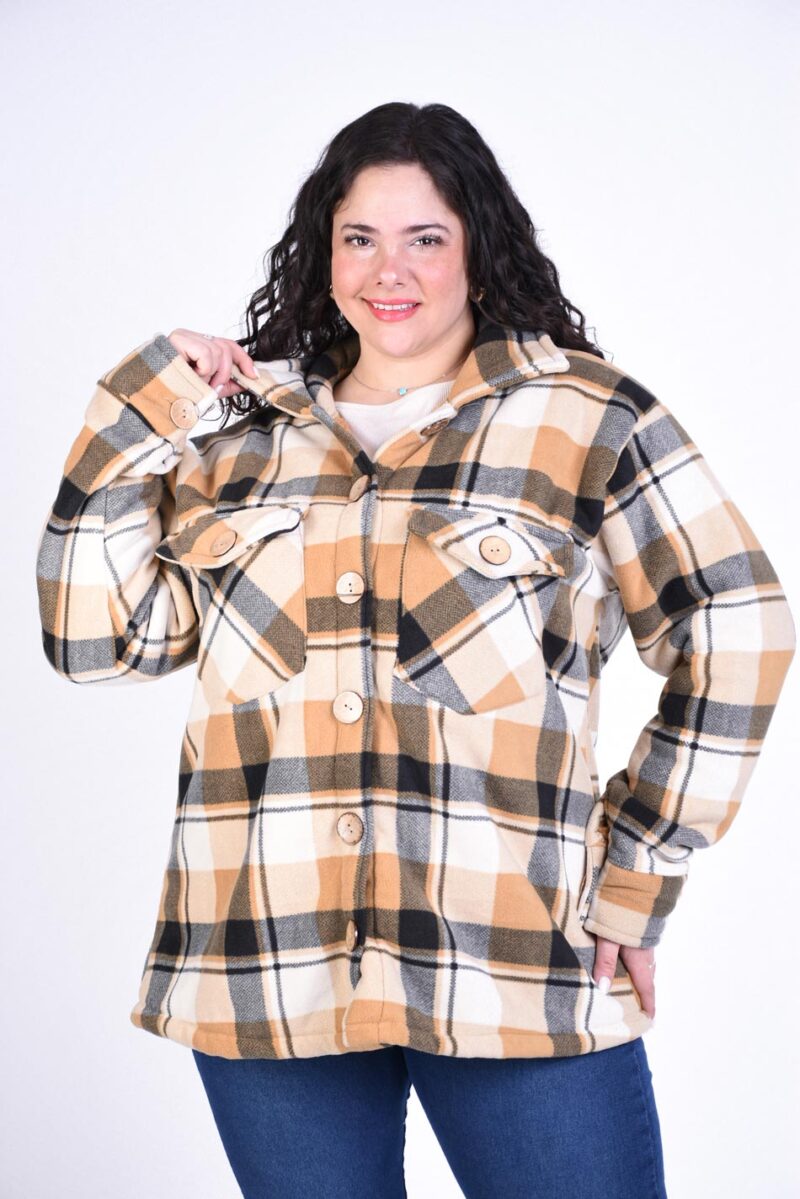 Camisaco cuadrillé de mujer con corderito interno, bolsillos con tapa y botones, abrigo oversize color beige y negro