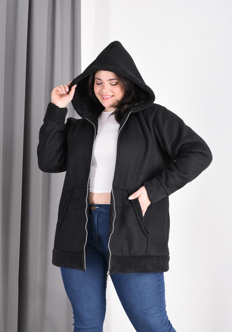 Campera de polar con interior de corderito, puños y cintura de la misma tela, color negro