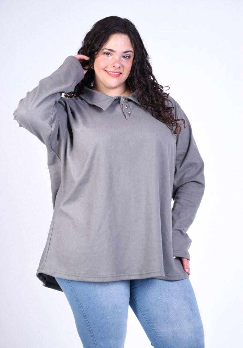 Chomba de mujer talle especial en tela darlon, escote amplio con botones, color gris topo